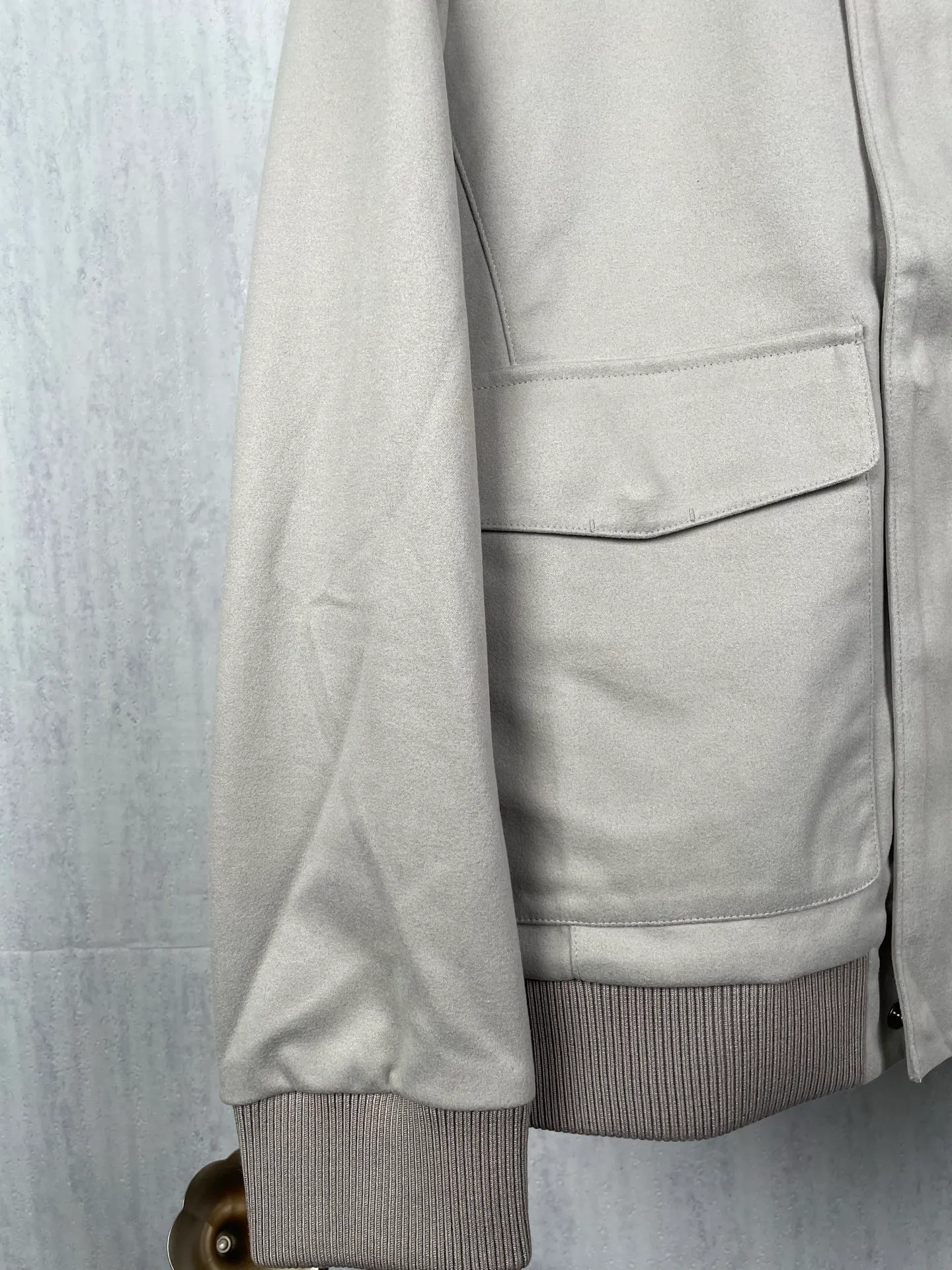 ! (Special version shipped next day) ❗️❗️❗️ LP LORO PIANA #6079 stand collar flocked work jacket The brand's exclusive ultra-fine velvety blended fabric is selected, with a fine suede matte matte texture. The fabric has been stain-resistant and pre-shrunk, and feels soft and not stiff. The high-density weave takes into account both stiff muscles and breathable properties. The dark and light color system has one coloring standard, no color difference or whitening defects. It is suitable for both spring and autumn single wear and winter inner wear, taking into account the casual and relaxed feeling and light luxury texture‼ ️ Customized metal double-headed zipper on the placket, with double-layer overlocking of the same fabric as the zipper, which can be opened and closed repeatedly without blocking the fabric; double-flap patch pockets on the chest, with built-in embossed LP shield-shaped wheat ears logo embossed on the bag flap, and the three-dimensional embossing is evenly deep and does not collapse; the cuffs are engraved with bright Lp Silver round metal buckle, buttonholes are reinforced with double-layer overlocking, and the brand's handwritten logo is finely embroidered on the hem of the cuffs. The lines are delicate and not off-line. The hidden pockets on both sides are fully closed, and the bag mouth is densely reinforced with no exposed hard seams to rub against the skin. ◽The entire body is precision overlocked and stitched throughout the entire body🔍 The shoulder seams, side seams, armholes, hems, and bag flap edges are all reinforced with double-strand stitching Lapel suede-feel work jacket, ultra-fine suede blended fabric + bag flap embossed embossing + cuff precision embroidery triple process makes the production more difficult. The cutting loss of suede fabric is much higher than that of ordinary woven fabrics. Six-color batch color control quality inspection, double routing inside and outside, and multiple inspections of hardware embroidery , if the imprint is blurred, the embroidery is skipped or the cut pieces are misplaced, the whole piece is scrapped. It is an intuitive reflection of the hard-core quality of Italian light luxury commuter jackets. Men who prefer soft matte textures and low-key simple outfits can distinguish the huge gap between ordinary work jackets at a glance. Color: Wine Red, Apricot Black Gray Size: 48 50 52 54 56